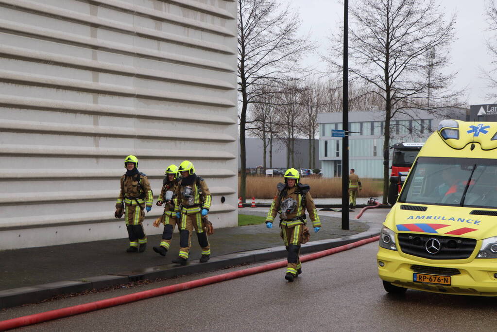 Flinke rookontwikkeling bij grote brand in bedrijfspand