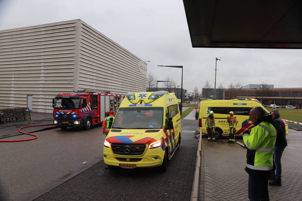 Flinke rookontwikkeling bij grote brand in bedrijfspand