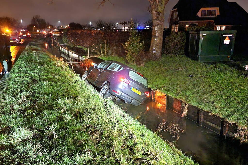 Auto belandt in sloot nadat ramen beslaan