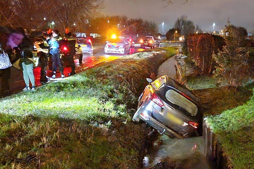 Auto belandt in sloot nadat ramen beslaan