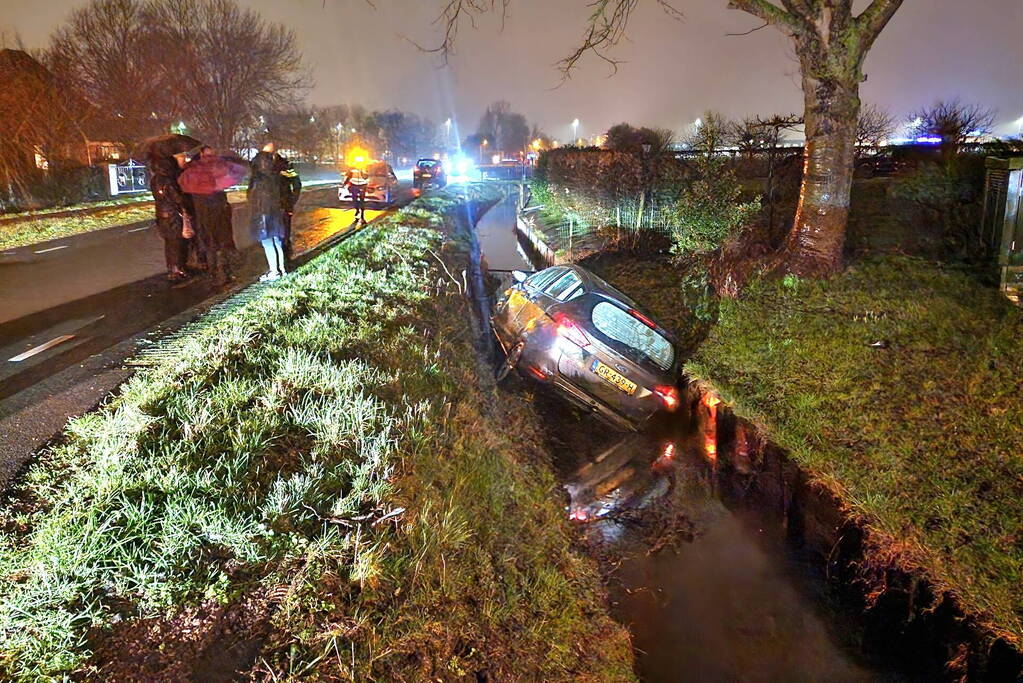 Auto belandt in sloot nadat ramen beslaan