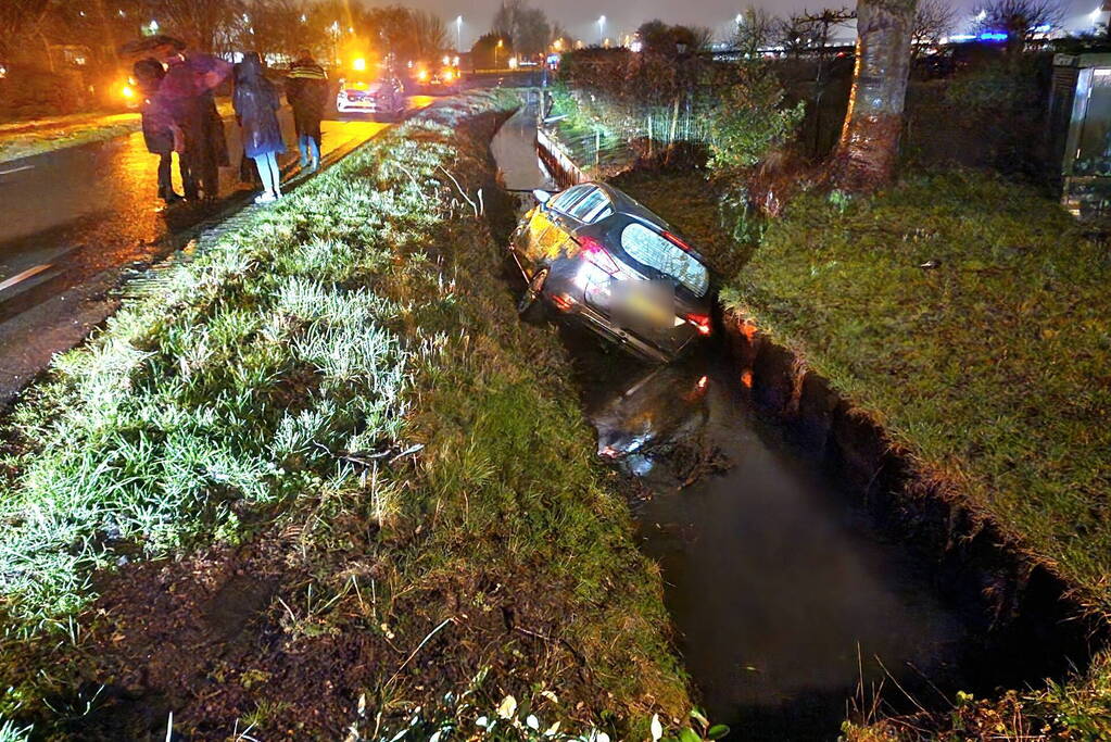 Auto belandt in sloot nadat ramen beslaan