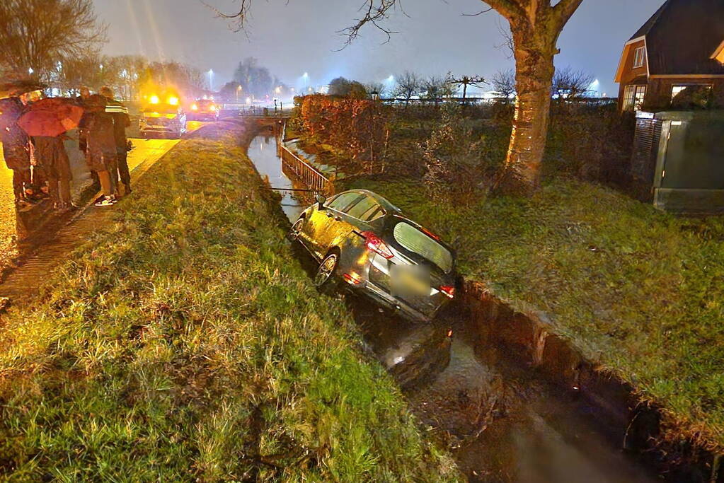 Auto belandt in sloot nadat ramen beslaan