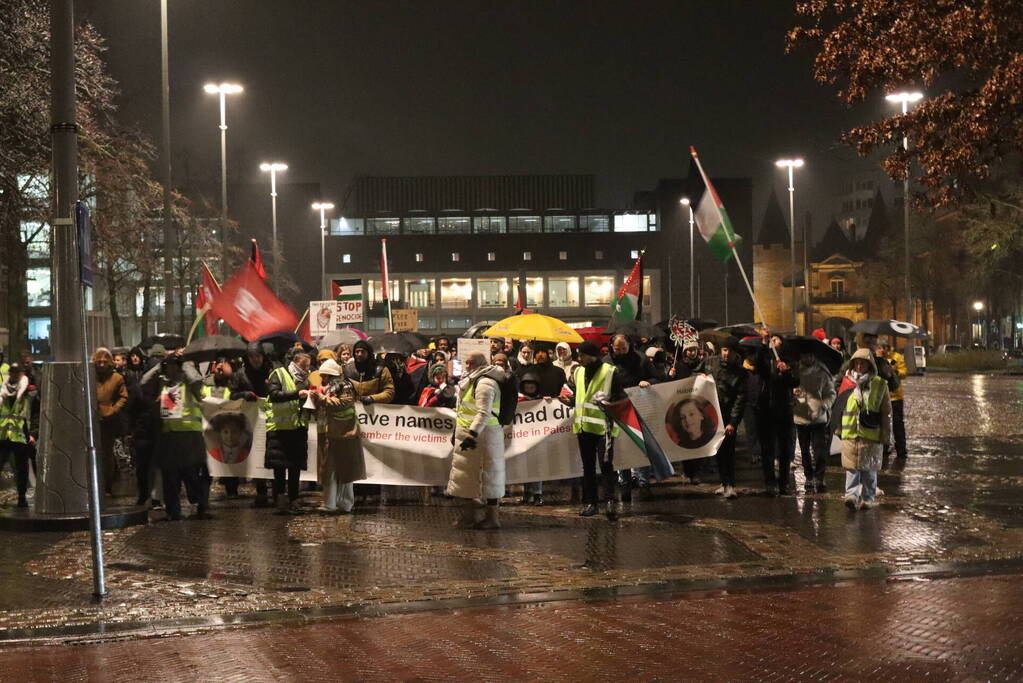 Tientallen mensen maken wandeling door centrum tijdens vredige demonstratie