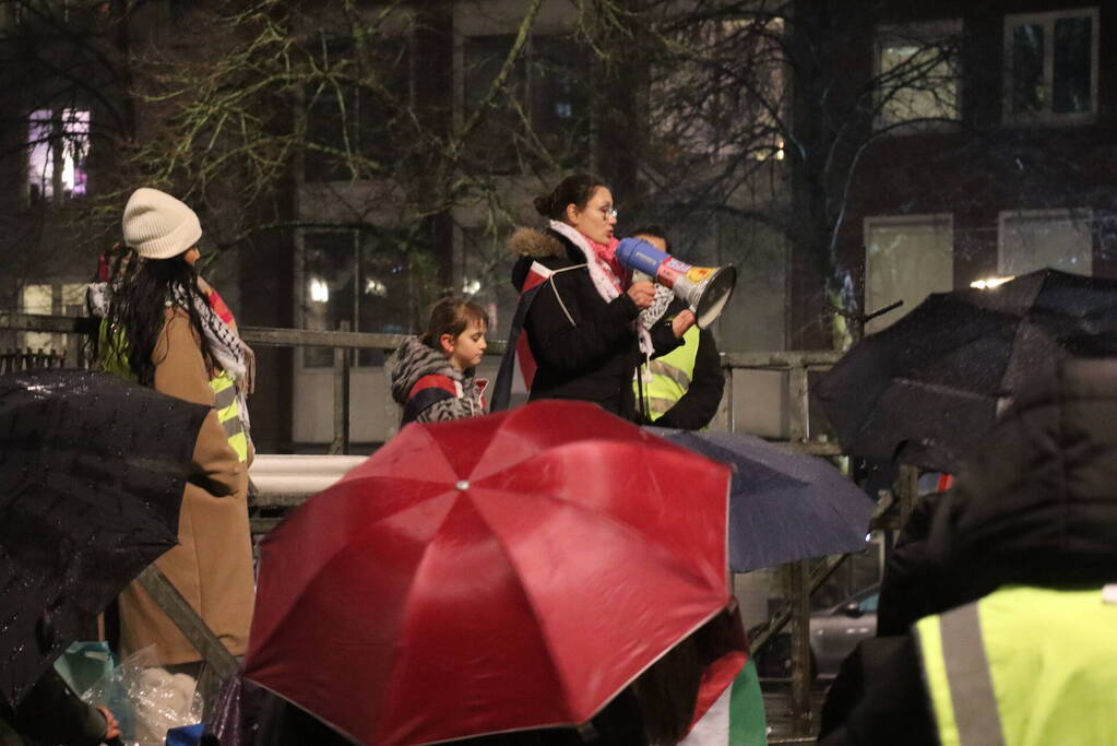 Tientallen mensen maken wandeling door centrum tijdens vredige demonstratie