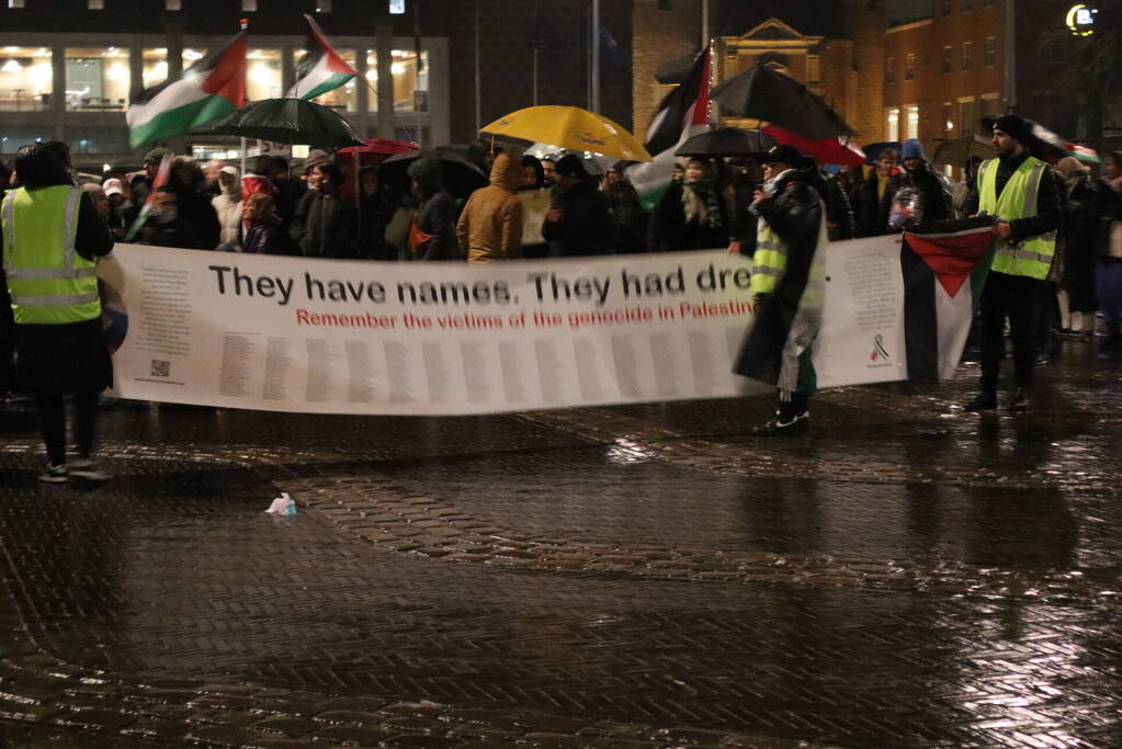 Tientallen mensen maken wandeling door centrum tijdens vredige demonstratie