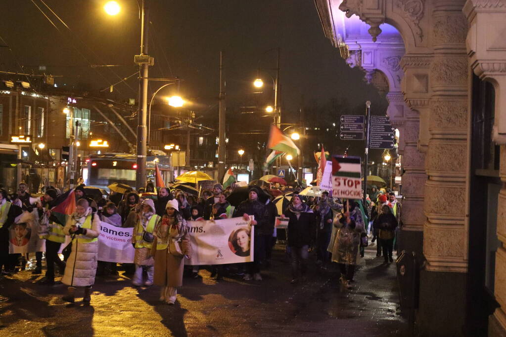 Tientallen mensen maken wandeling door centrum tijdens vredige demonstratie