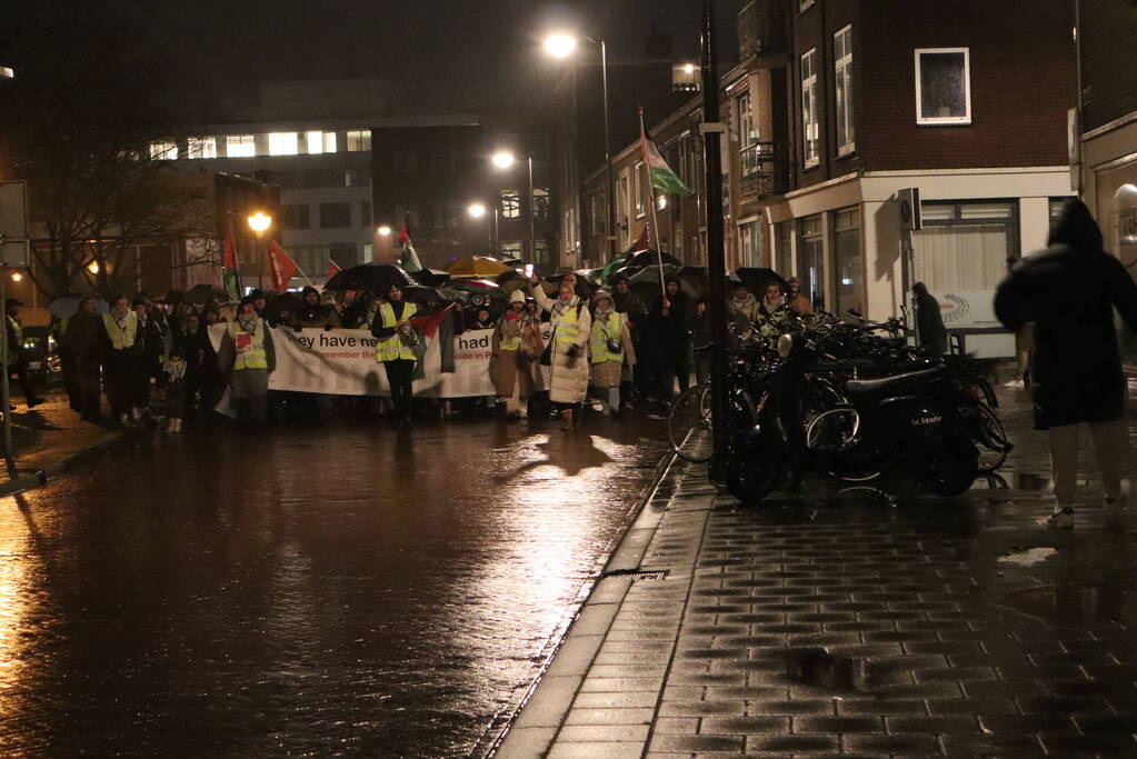 Tientallen mensen maken wandeling door centrum tijdens vredige demonstratie