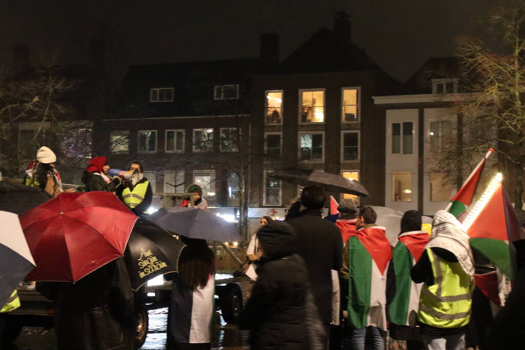 Tientallen mensen maken wandeling door centrum tijdens vredige demonstratie