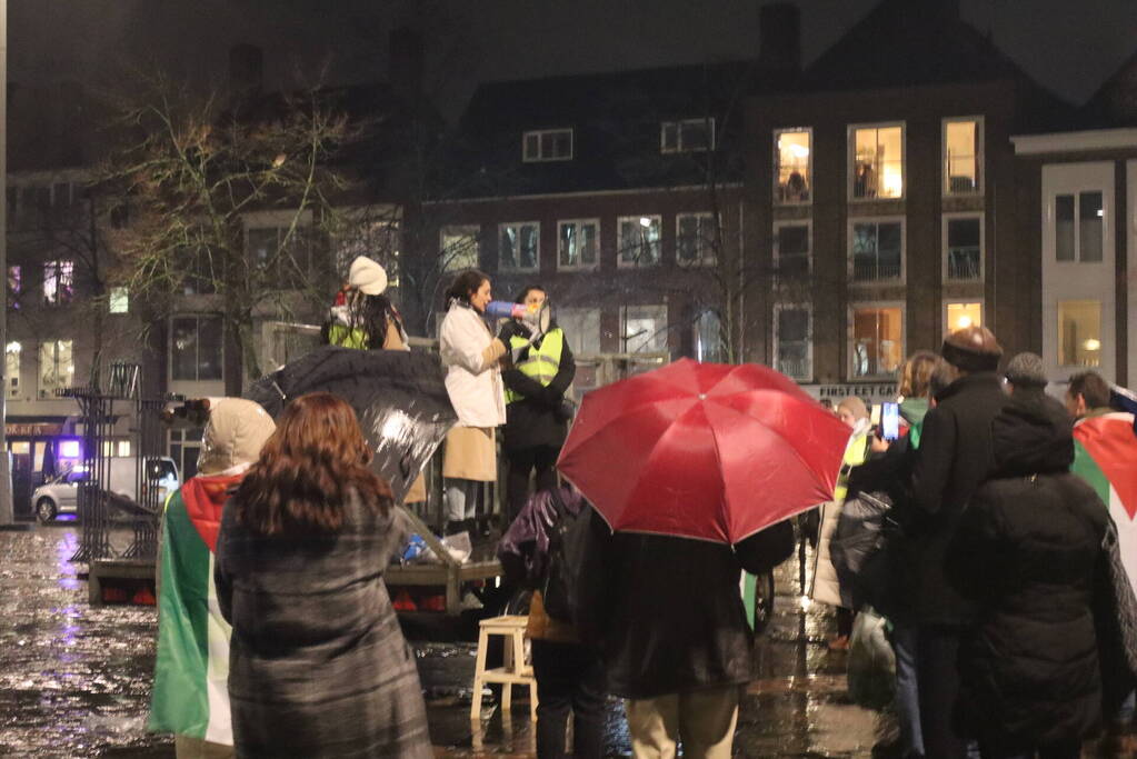 Tientallen mensen maken wandeling door centrum tijdens vredige demonstratie