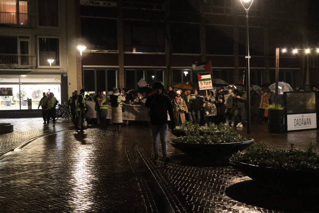 Tientallen mensen maken wandeling door centrum tijdens vredige demonstratie