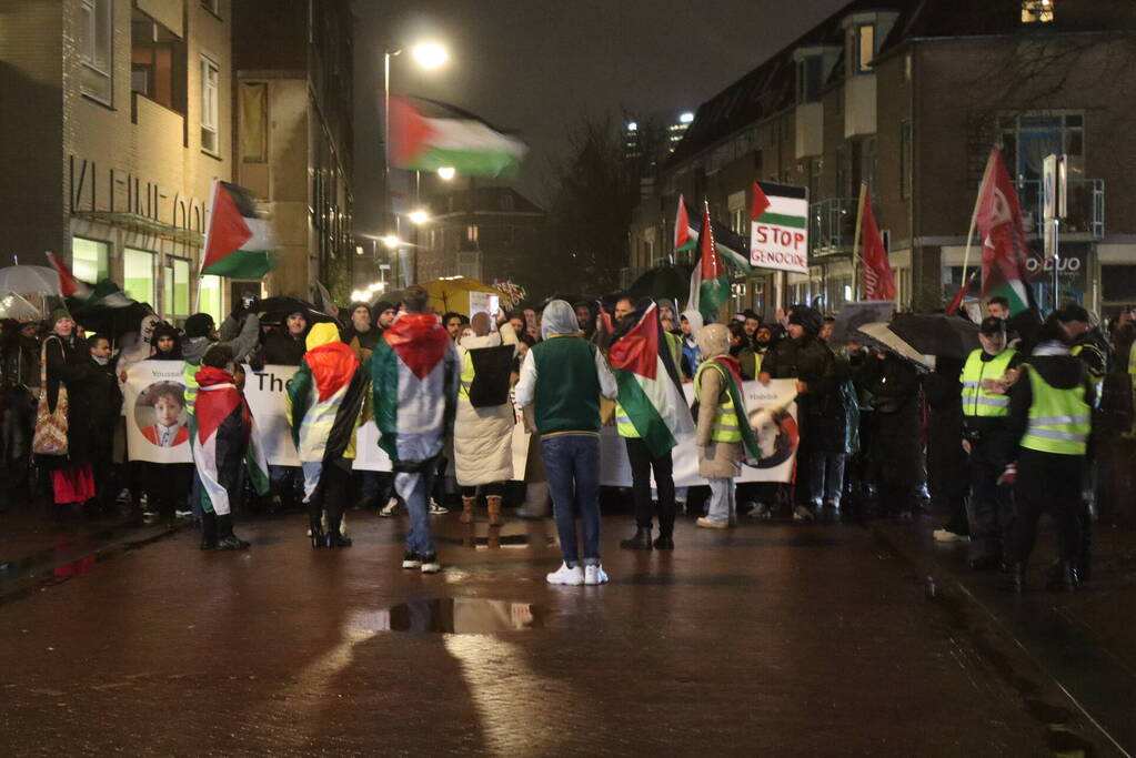 Tientallen mensen maken wandeling door centrum tijdens vredige demonstratie