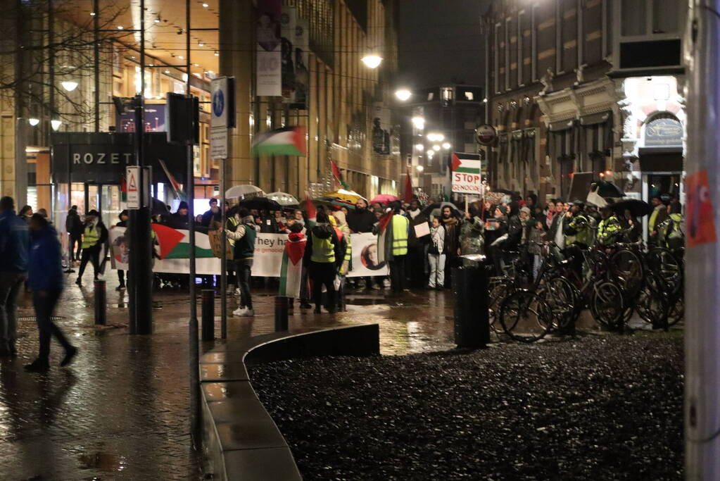 Tientallen mensen maken wandeling door centrum tijdens vredige demonstratie