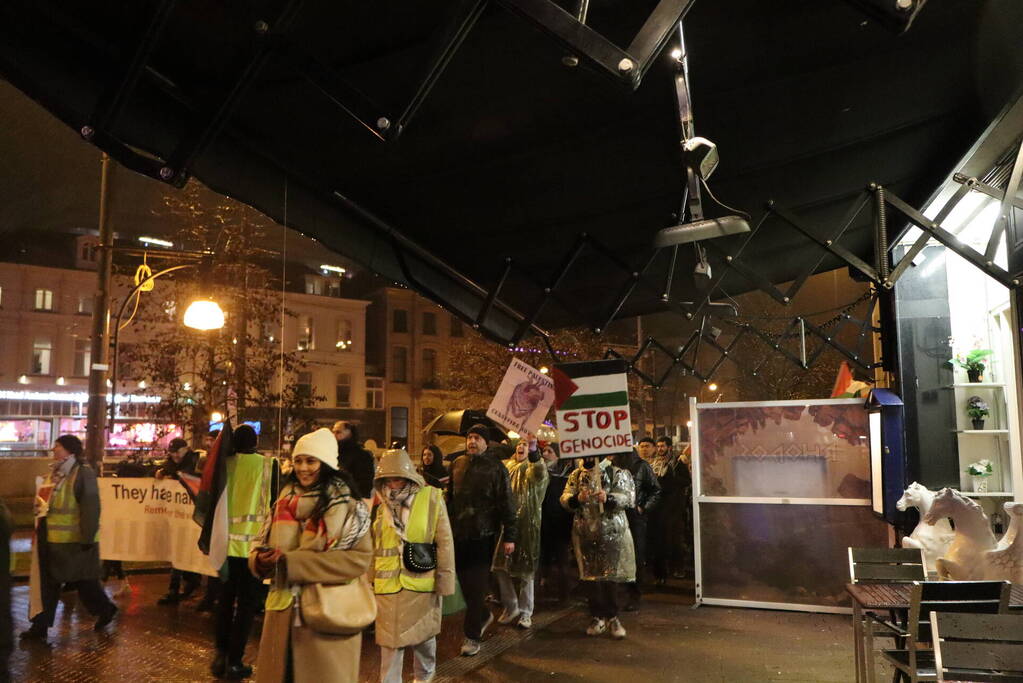 Tientallen mensen maken wandeling door centrum tijdens vredige demonstratie