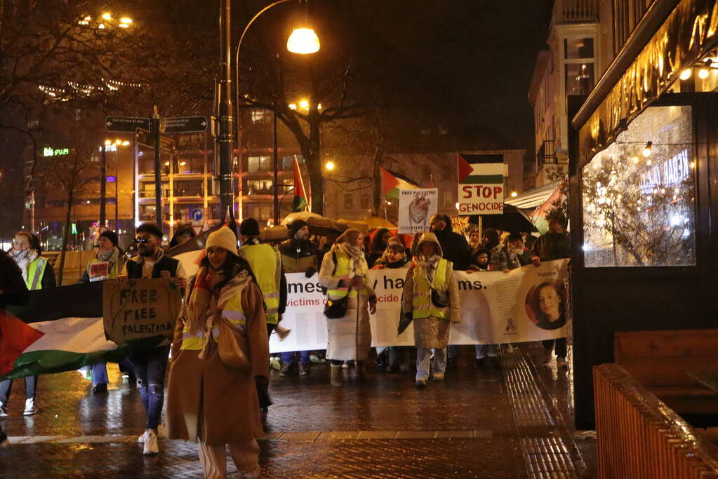 Tientallen mensen maken wandeling door centrum tijdens vredige demonstratie