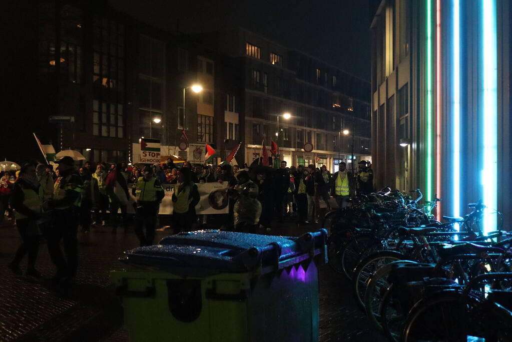 Tientallen mensen maken wandeling door centrum tijdens vredige demonstratie