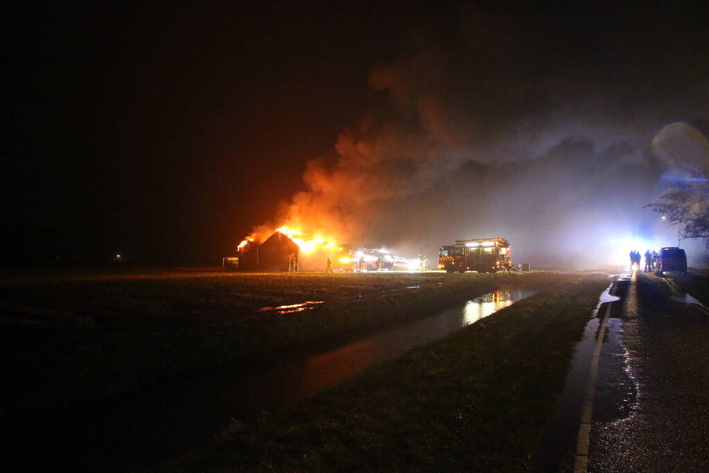 Brandweer druk met zeer grote brand in schuur