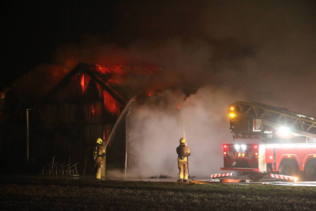 Brandweer druk met zeer grote brand in schuur