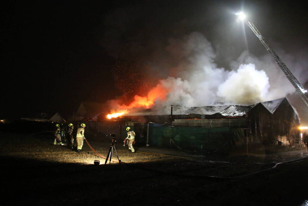 Brandweer druk met zeer grote brand in schuur