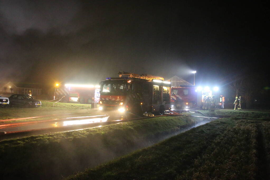 Brandweer druk met zeer grote brand in schuur