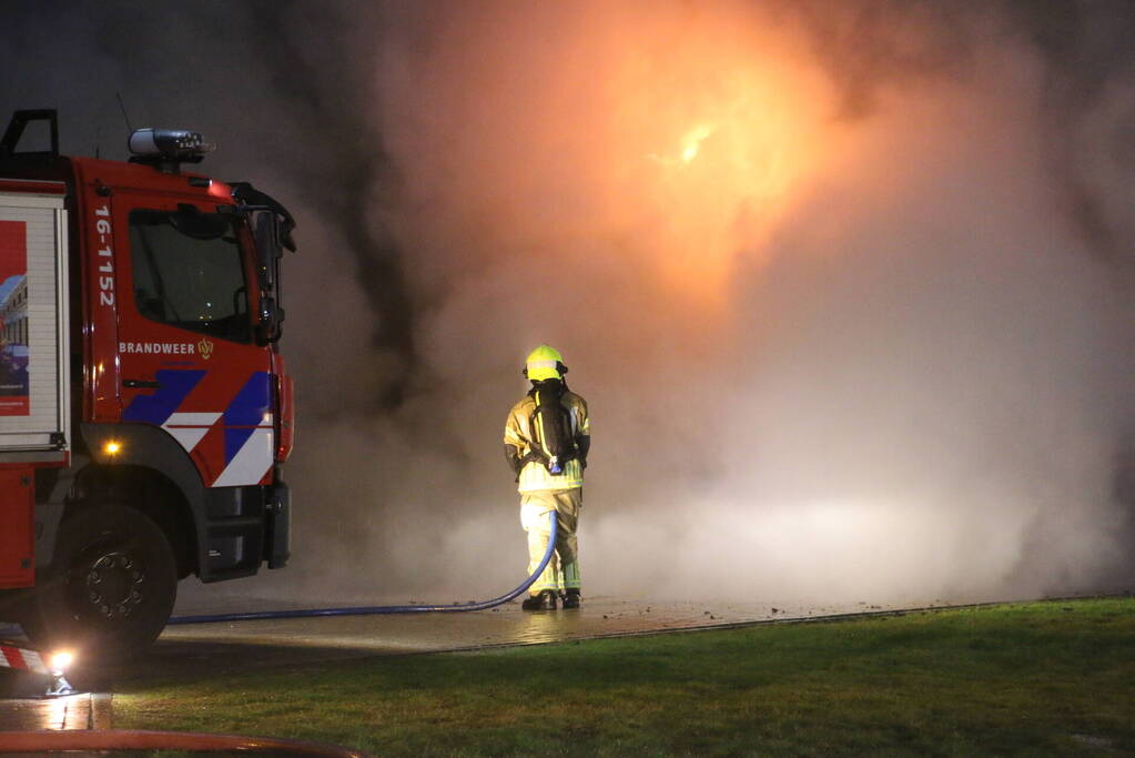 Brandweer druk met zeer grote brand in schuur