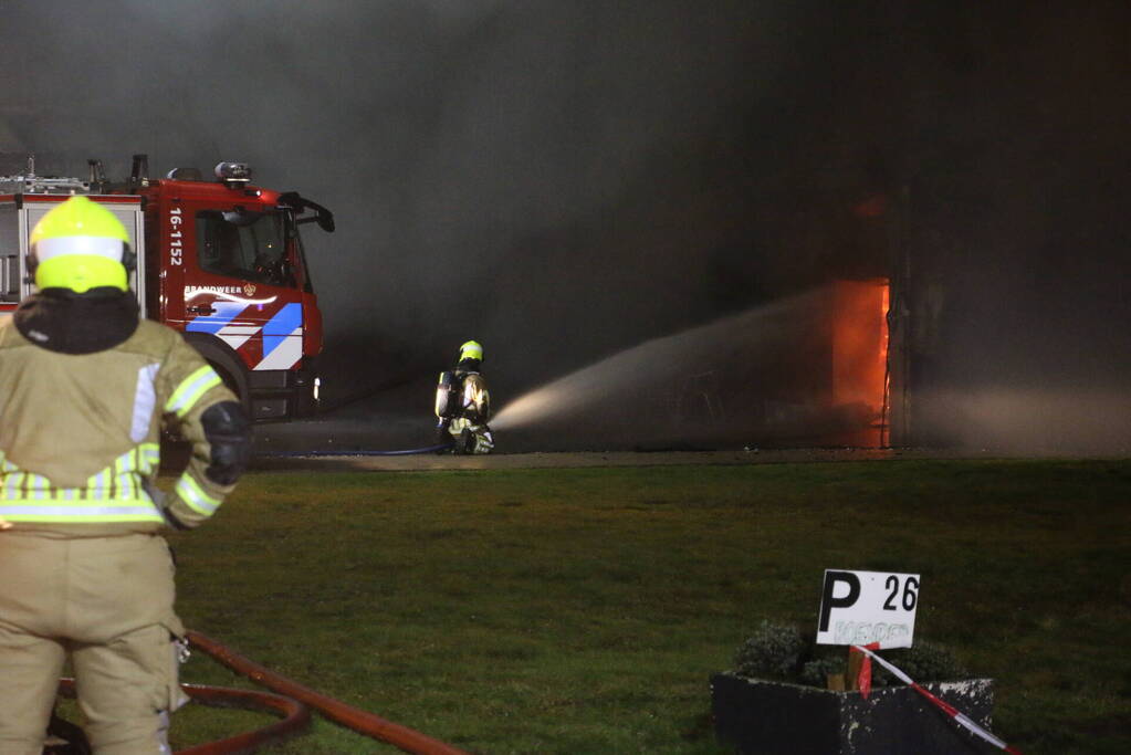 Brandweer druk met zeer grote brand in schuur