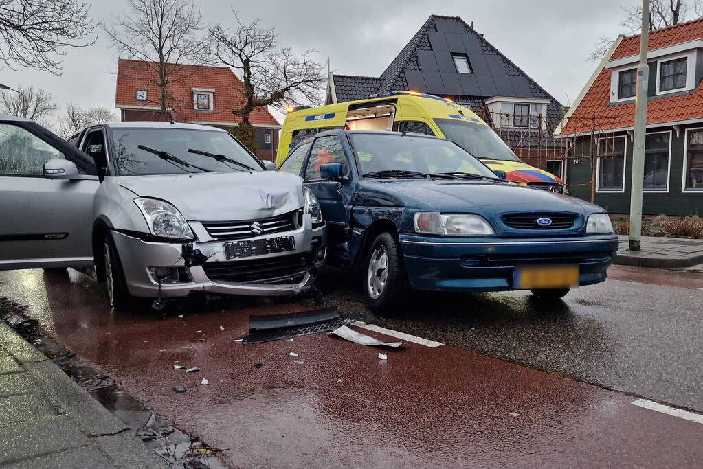 Flinke schade bij ongeval tussen twee auto's