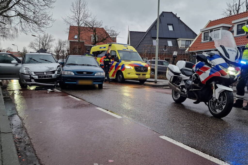 Flinke schade bij ongeval tussen twee auto's