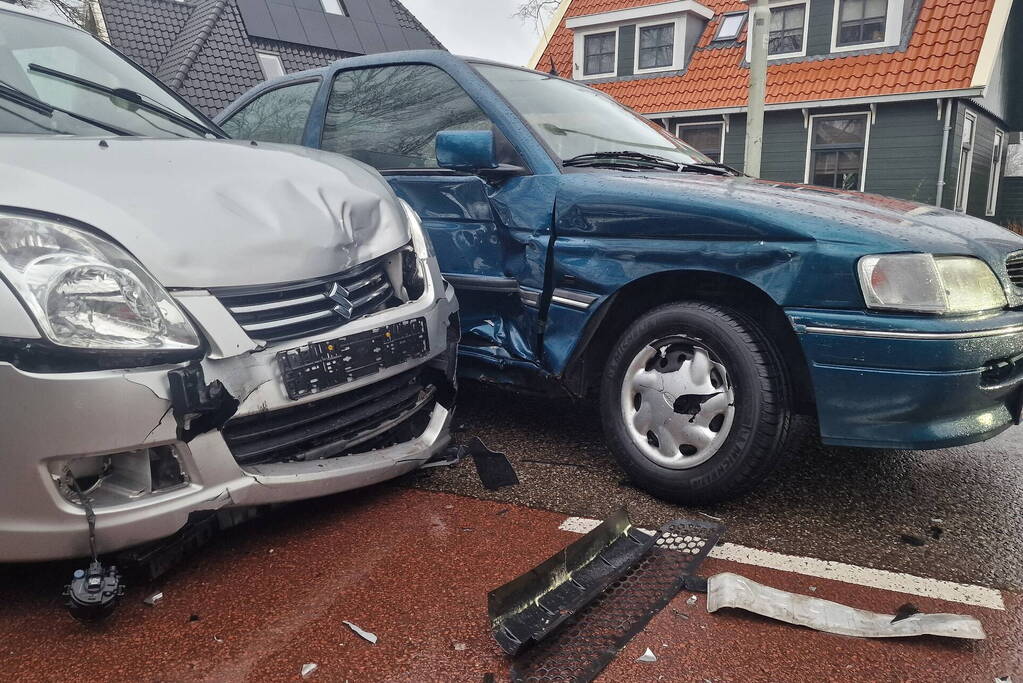 Flinke schade bij ongeval tussen twee auto's