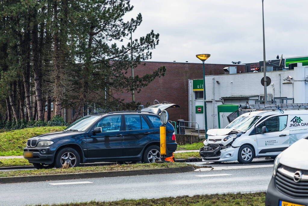 Weg deels afgesloten na verkeersongeval