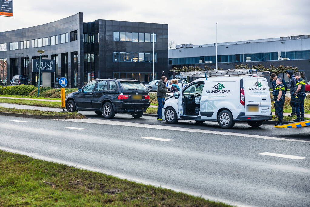 Weg deels afgesloten na verkeersongeval