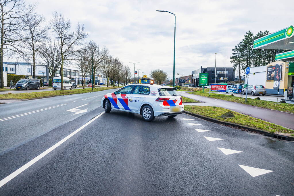 Weg deels afgesloten na verkeersongeval