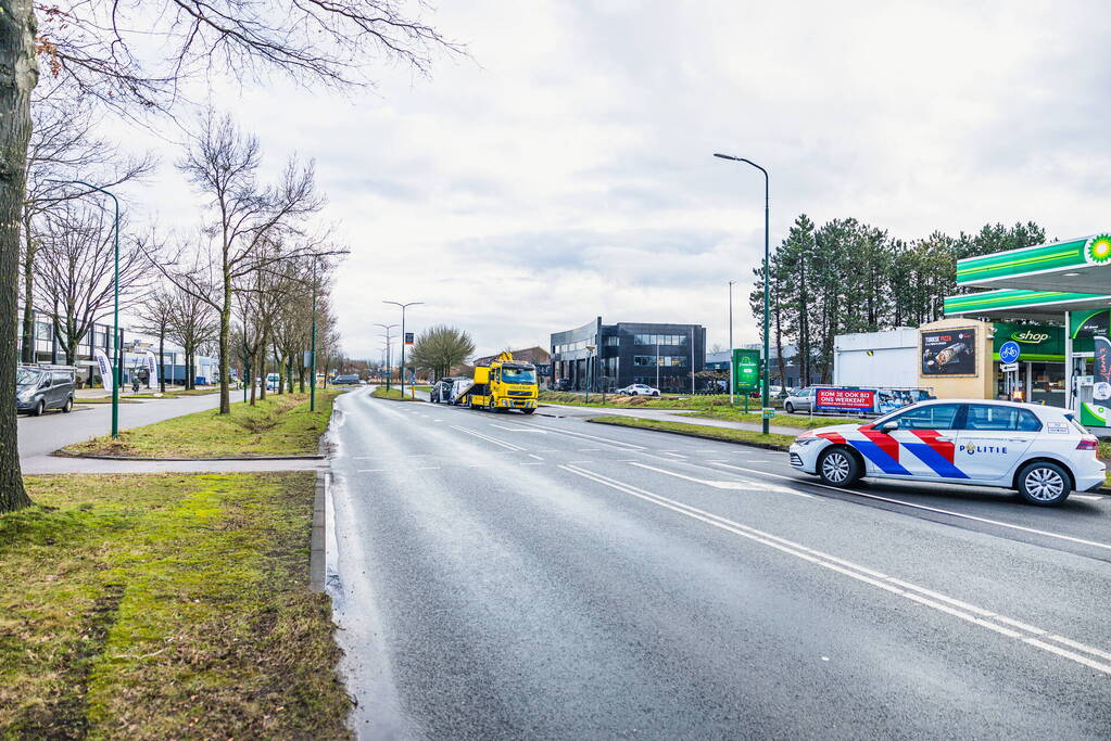 Weg deels afgesloten na verkeersongeval