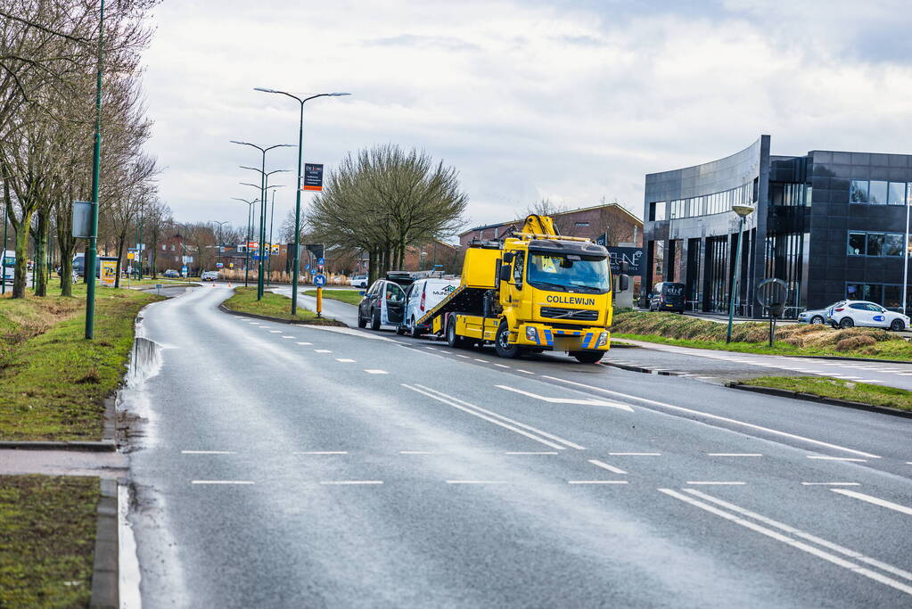 Weg deels afgesloten na verkeersongeval