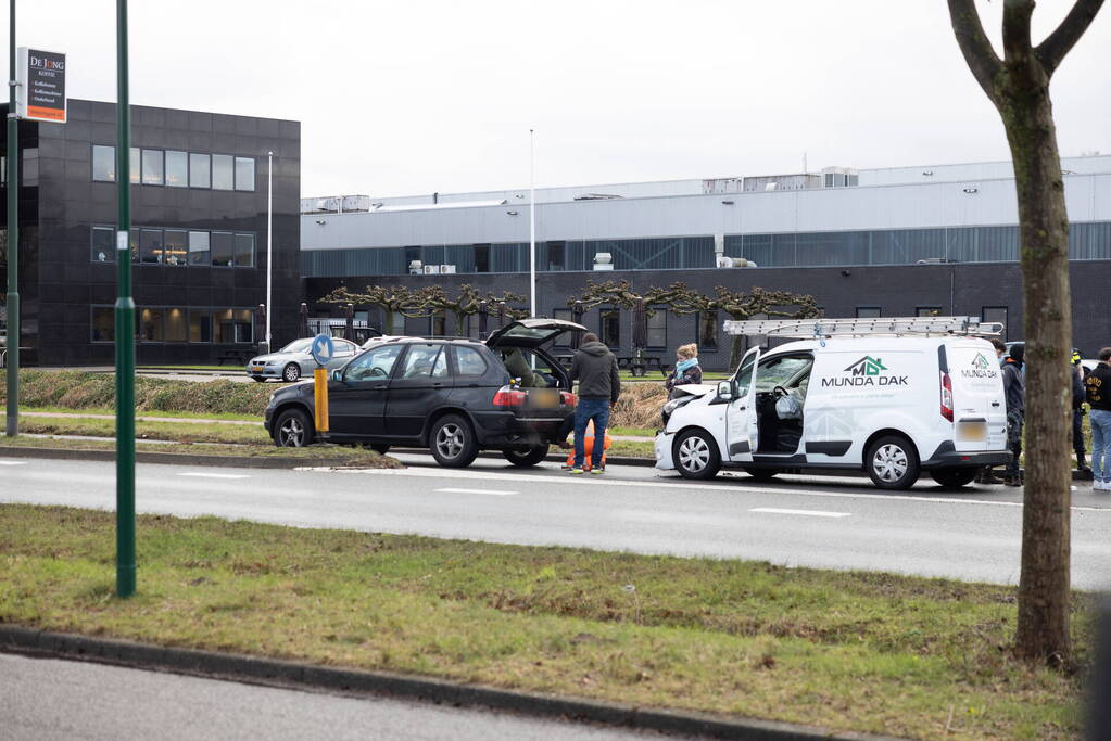 Weg deels afgesloten na verkeersongeval