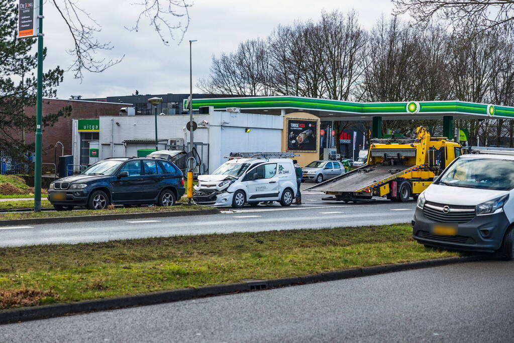 Weg deels afgesloten na verkeersongeval