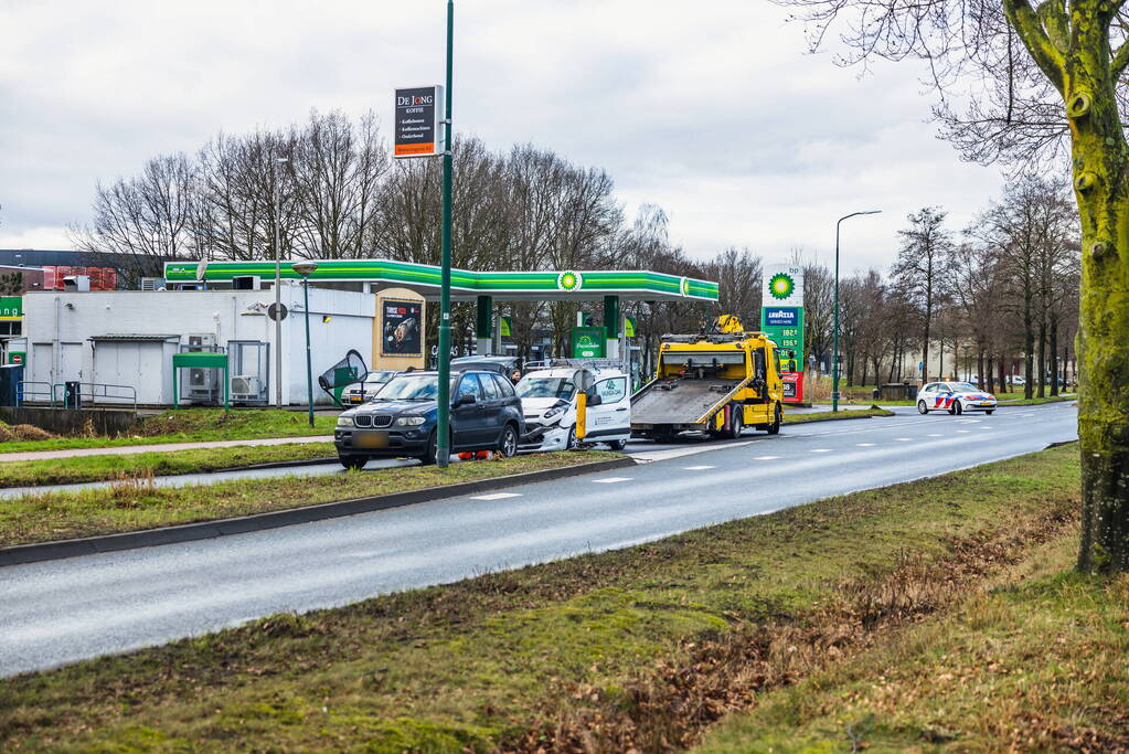 Weg deels afgesloten na verkeersongeval