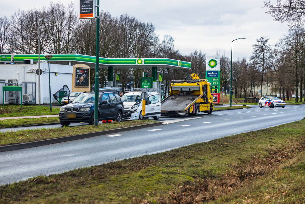 Weg deels afgesloten na verkeersongeval