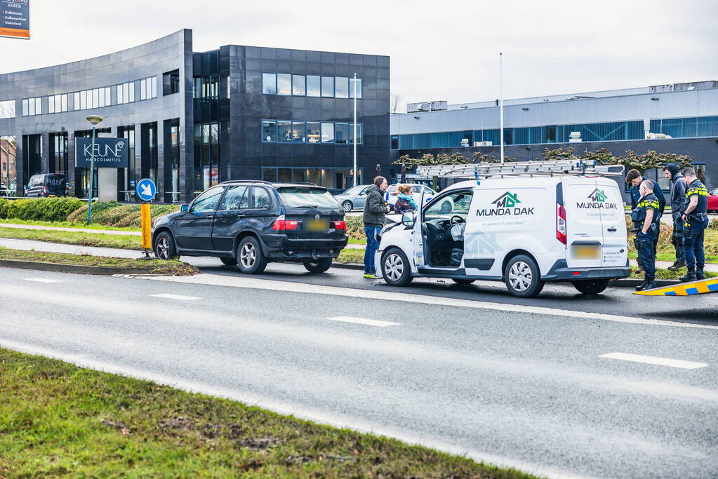 Weg deels afgesloten na verkeersongeval