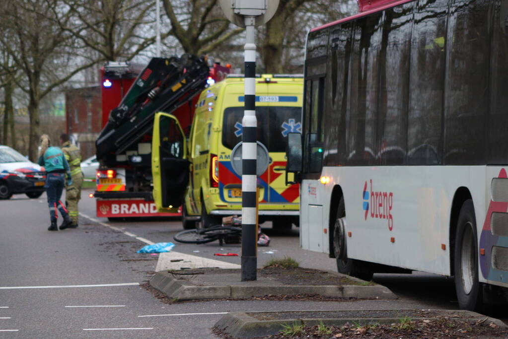 Fietser overleden bij aanrijding met lijnbus