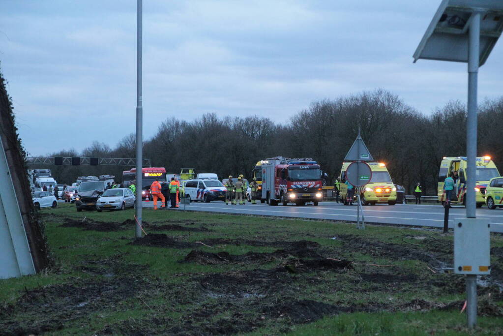 Snelweg dicht na aanrijding met meerdere voertuigen