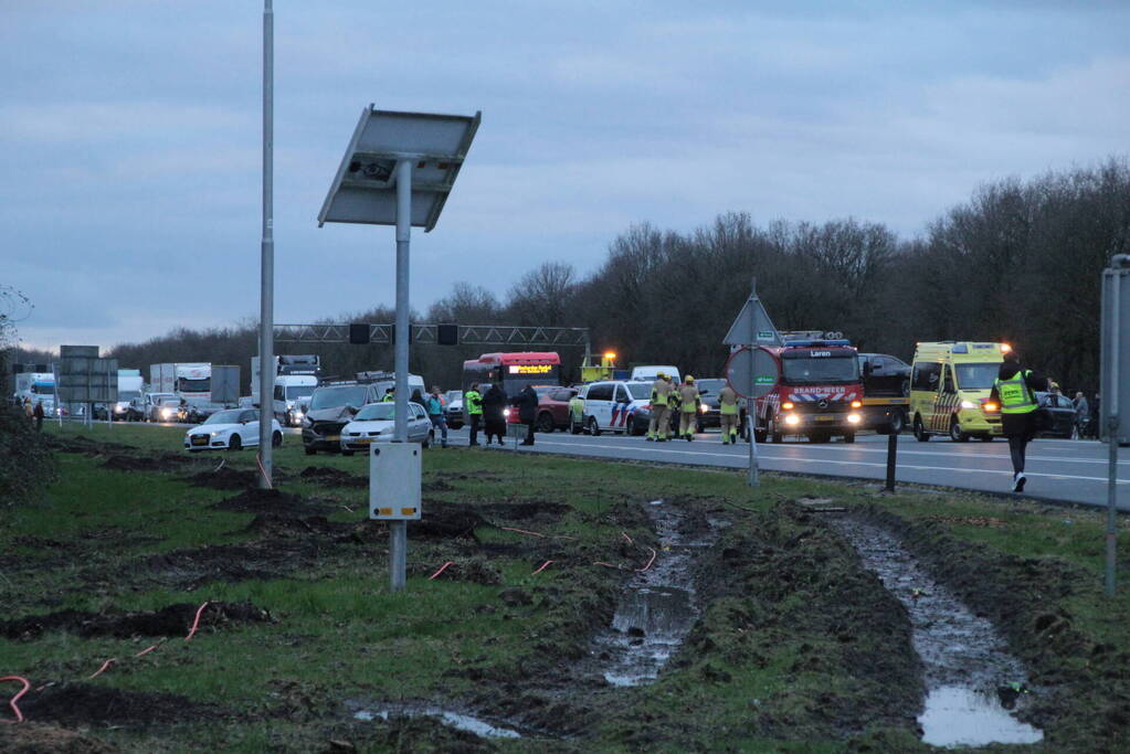 Snelweg dicht na aanrijding met meerdere voertuigen