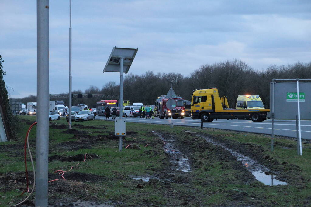 Snelweg dicht na aanrijding met meerdere voertuigen