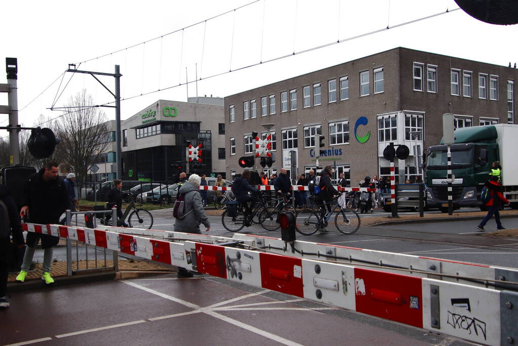 Geen treinverkeer en spoorweg geblokkeerd door stroomstoring