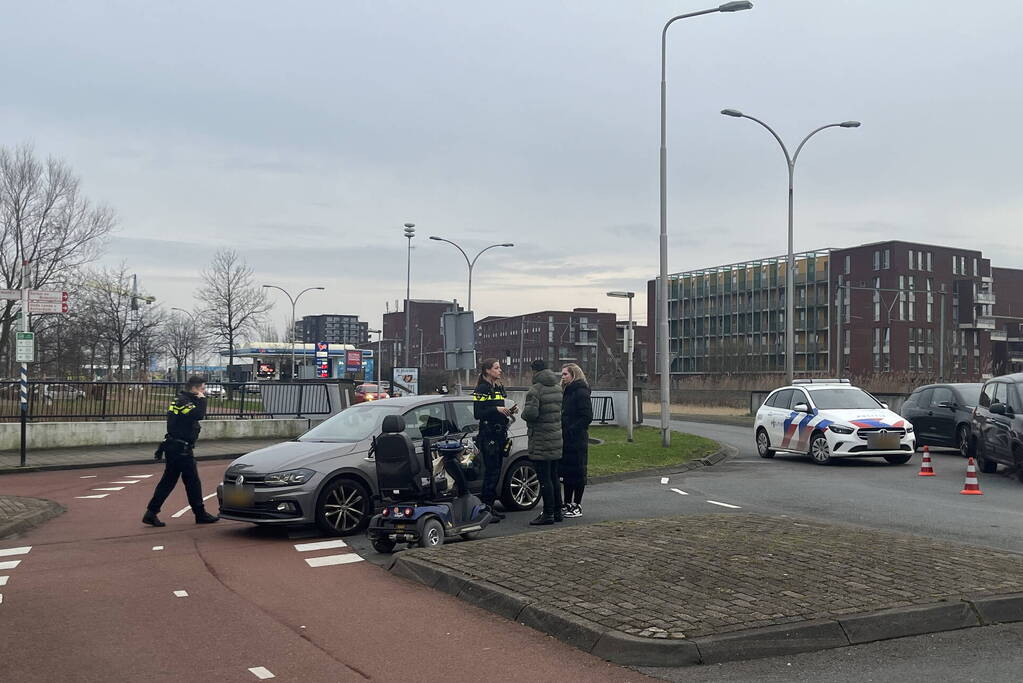 Bestuurder scootmobiel aangereden bij oversteek van rotonde