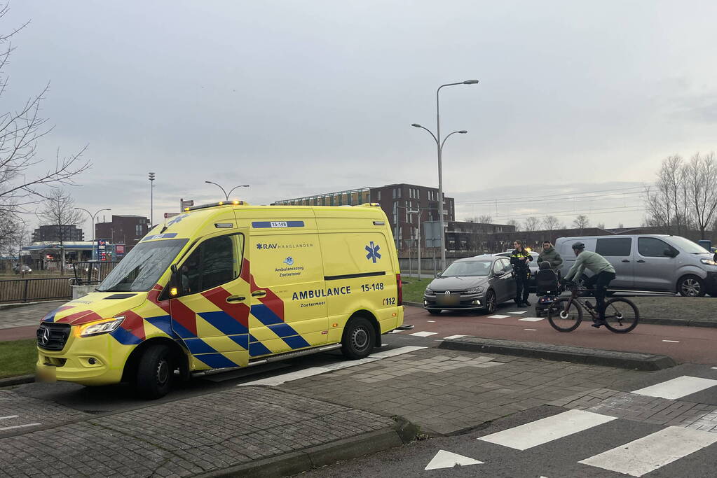 Bestuurder scootmobiel aangereden bij oversteek van rotonde