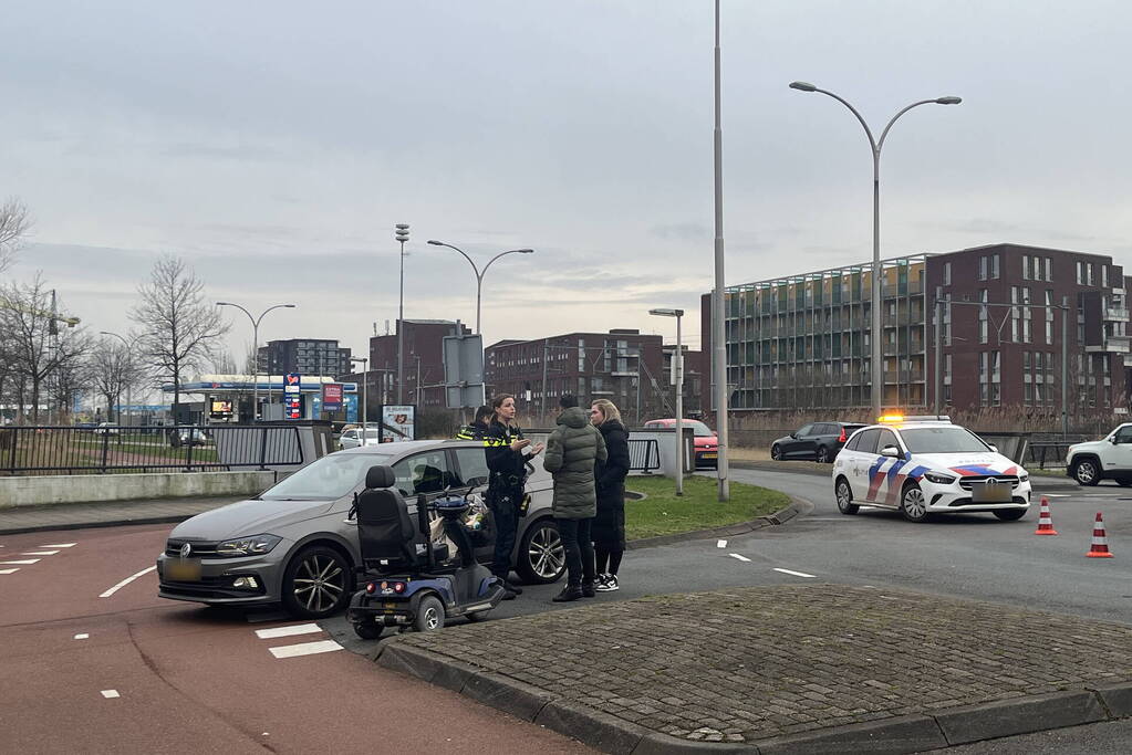 Bestuurder scootmobiel aangereden bij oversteek van rotonde