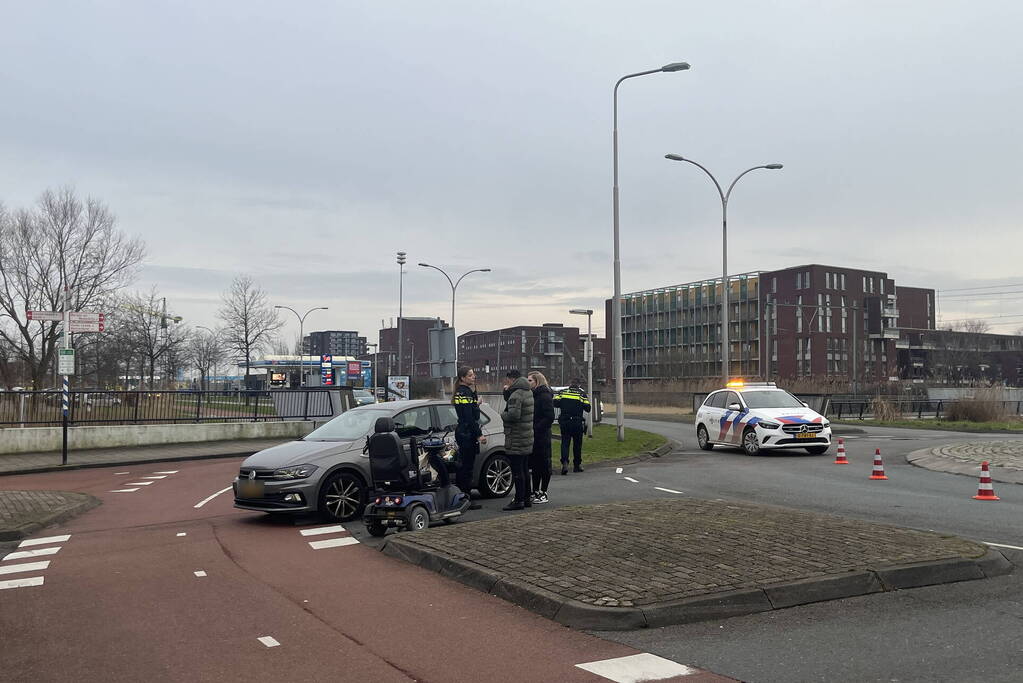 Bestuurder scootmobiel aangereden bij oversteek van rotonde