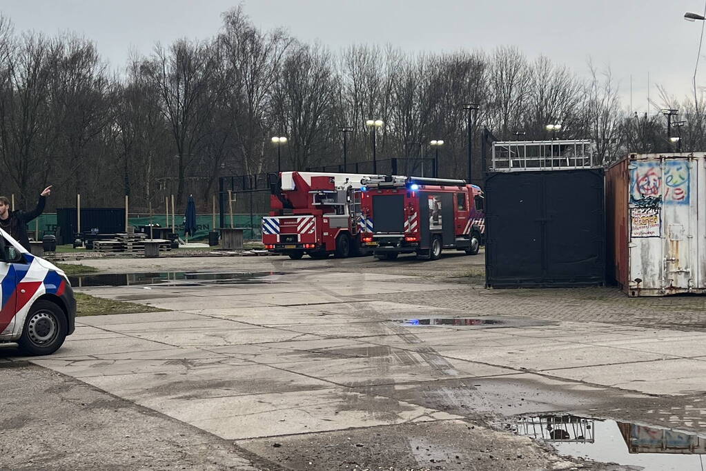 Brandweer schaalt op bij brand in slooppand