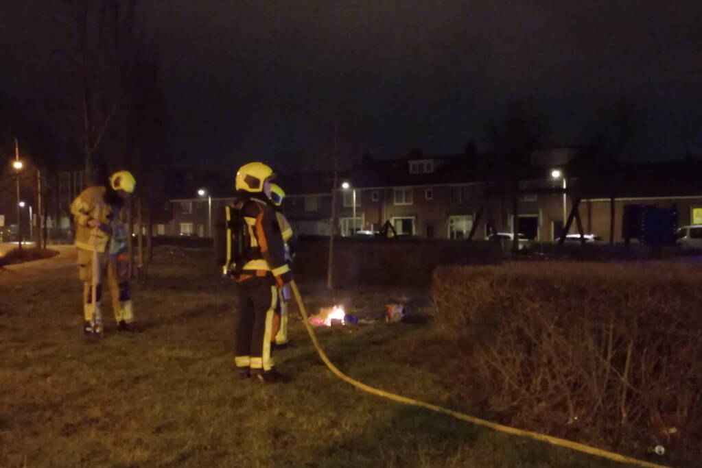 Brandweer blust vuurwerk resten